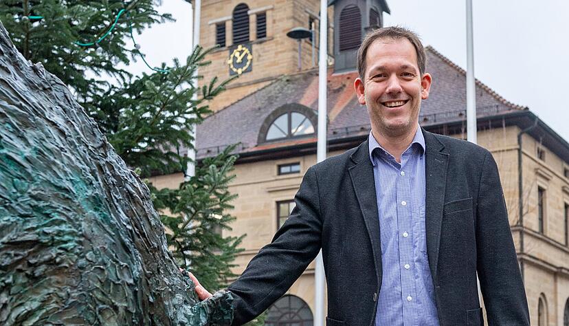 Der Bürgermeister und der Eber: Stephan Franczak bezieht auf dem Marktplatz Stellung neben dem Wahrzeichen der Gemeinde. Die Kommune braucht dringend ein maßvolles Wachstum, findet der Rathauschef.
Foto: Mario Berger Der Bürgermeister und der Eber: Stephan Franczak bezieht auf dem Marktplatz Stellung neben dem Wahrzeichen der Gemeinde. Die Kommune braucht dringend ein maßvolles Wachstum, findet der Rathauschef.
Foto: Mario Berger