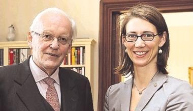 Gräfin Bettina Bernadotte überreicht Bundespräsident Roman Herzog die Lennart-Bernadotte-Medaille.Foto: Veigel