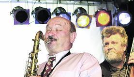 Sorgte am Sonntagmorgen für gute Laune beim Frühschoppen: Kontrabassist Jan Jakeje aus Weinsberg spielte in der "Jazzhall". Sorgte am Sonntagmorgen für gute Laune beim Frühschoppen: Kontrabassist Jan Jakeje aus Weinsberg spielte in der "Jazzhall".