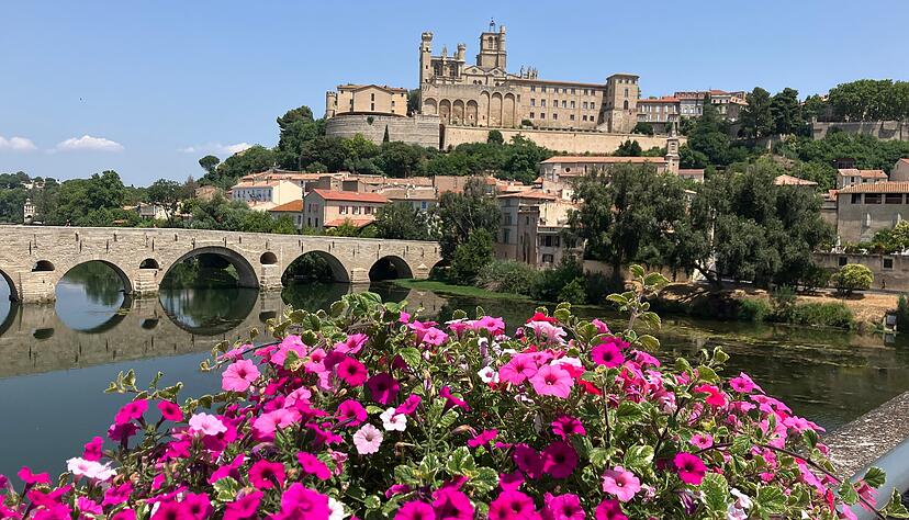 Die hübsche Altstadt bringt Touristen nach Béziers, aber die Arbeitslosigkeit ist hoch. Die hübsche Altstadt bringt Touristen nach Béziers, aber die Arbeitslosigkeit ist hoch.