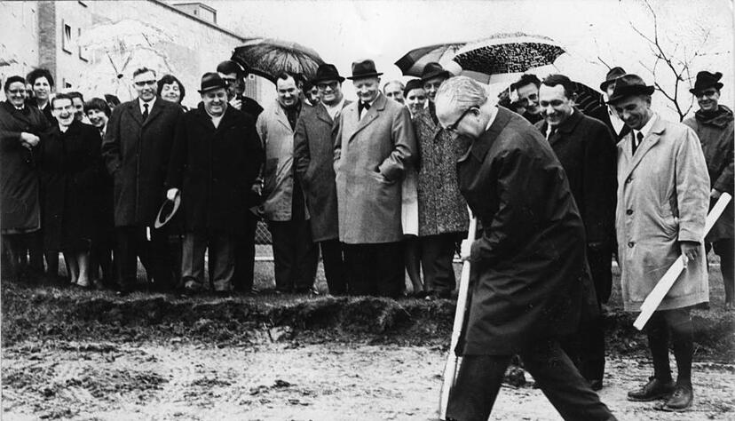 Zusammengestellt von Archiv und Dokumentation der Heilbronner Stimme
Der Weg zum Gesamtklinikum Gesamtbrunnen vollzieht sich in Etappen über Jahrzehnte. Der Einweihung der Kinderklinik im Oktober 1962 folgt am
5. April 1967 der "Erste Spatenstich" für den Neubau der städtischen Frauenklinik, ausgeführt vom Heilbronner Baudezernenten, dem Ersten Bürgermeister Dr. Karl Nägele. Zusammengestellt von Archiv und Dokumentation der Heilbronner Stimme
Der Weg zum Gesamtklinikum Gesamtbrunnen vollzieht sich in Etappen über Jahrzehnte. Der Einweihung der Kinderklinik im Oktober 1962 folgt am
5. April 1967 der "Erste Spatenstich" für den Neubau der städtischen Frauenklinik, ausgeführt vom Heilbronner Baudezernenten, dem Ersten Bürgermeister Dr. Karl Nägele.