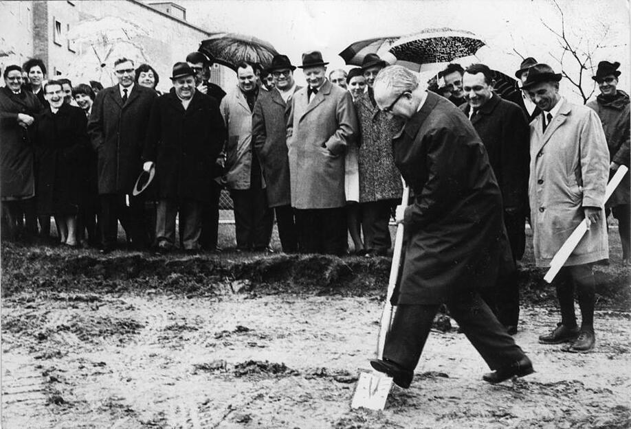 Zusammengestellt von Archiv und Dokumentation der Heilbronner Stimme
Der Weg zum Gesamtklinikum Gesamtbrunnen vollzieht sich in Etappen über Jahrzehnte. Der Einweihung der Kinderklinik im Oktober 1962 folgt am
5. April 1967 der "Erste Spatenstich" für den Neubau der städtischen Frauenklinik, ausgeführt vom Heilbronner Baudezernenten, dem Ersten Bürgermeister Dr. Karl Nägele. Zusammengestellt von Archiv und Dokumentation der Heilbronner Stimme
Der Weg zum Gesamtklinikum Gesamtbrunnen vollzieht sich in Etappen über Jahrzehnte. Der Einweihung der Kinderklinik im Oktober 1962 folgt am
5. April 1967 der "Erste Spatenstich" für den Neubau der städtischen Frauenklinik, ausgeführt vom Heilbronner Baudezernenten, dem Ersten Bürgermeister Dr. Karl Nägele.