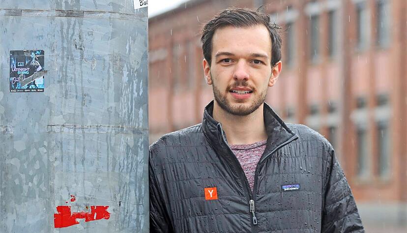 Constantin Schreiber, 25, vor der neu er&ouml;ffneten Schule 42 an der Heilbronner Weipertstra&szlig;e. Er selbst hat an der kalifornischen 42 studiert. Foto: Ralf Seidel