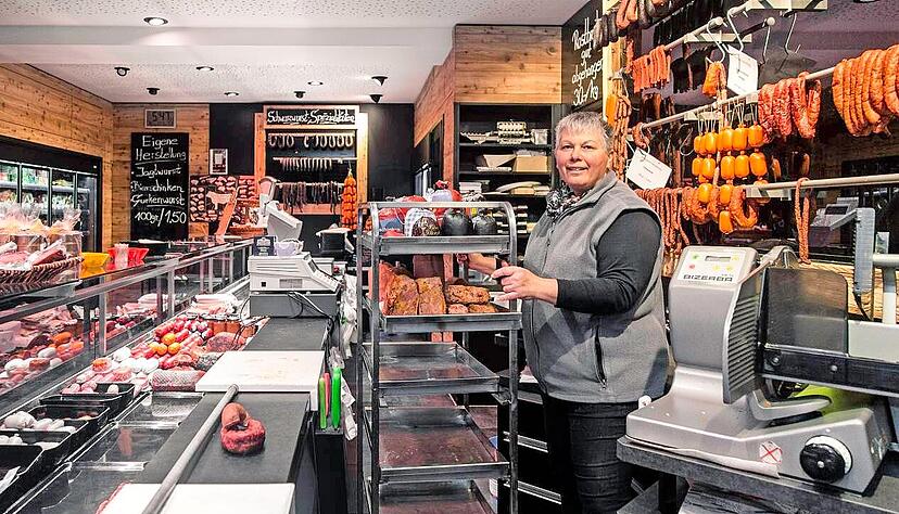Stefanie Obenland bestückt ab 5.30 Uhr die Theke der Metzgerei. Dort sind 20 Mitarbeiter angestellt. Stefanie Obenland bestückt ab 5.30 Uhr die Theke der Metzgerei. Dort sind 20 Mitarbeiter angestellt.