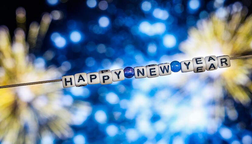 Bunte Raketen und lautes Knallen pr&auml;gen die Silvesternacht: Feuerwerk sorgt f&uuml;r festliche Stimmung, bringt aber auch Feinstaub und M&uuml;ll mit sich.