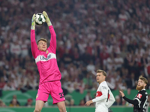 Alexander N&uuml;bel: Chancenlos beim 0:1, denn Eggestein spitzelte den Ball aus k&uuml;rzester Distanz noch am VfB-Keeper vorbei. Note: 3