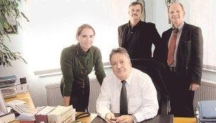 Kanzleigr&uuml;nder Othmar Willenberg (sitzend) wird unterst&uuml;tzt von den Anwaltskollegen Julia Willenberg, Thomas Koch und Victor Tocariu (von links).Foto: Juergen Koch