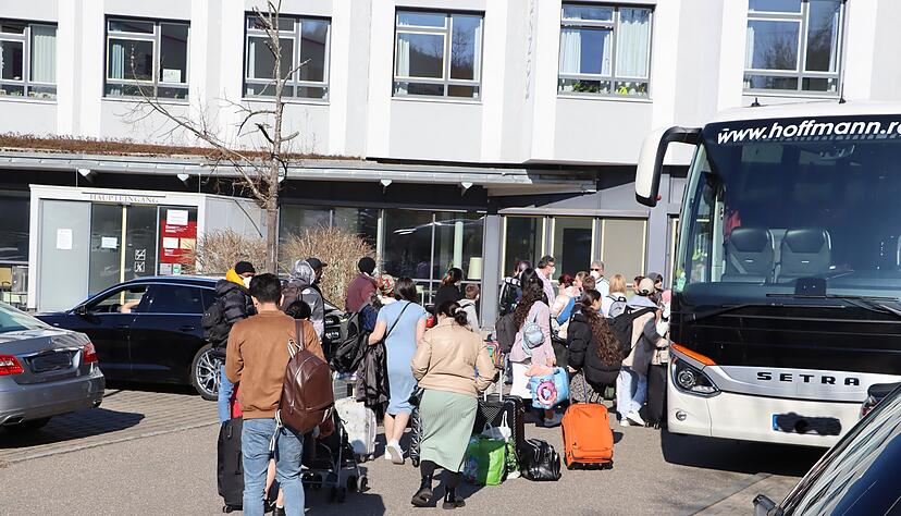 Rund 40 Menschen aus der Ukraine sind gestern am ehemaligen Krankenhaus in Künzelsau angekommen. Sie wurden dem Kreis vom Land zugewiesen.
Foto: privat