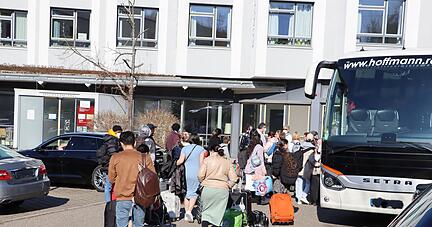 Rund 40 Menschen aus der Ukraine sind gestern am ehemaligen Krankenhaus in Künzelsau angekommen. Sie wurden dem Kreis vom Land zugewiesen.
Foto: privat