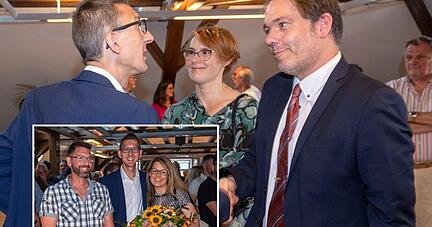 Am Wahlabend gratuliert der scheidende Bürgermeister Stephan Franczak (rechts) seinem Herausforderer Patrick Dillig (links) zu dessen Sieg in Eberstadt. Am Wahlabend gratuliert der scheidende Bürgermeister Stephan Franczak (rechts) seinem Herausforderer Patrick Dillig (links) zu dessen Sieg in Eberstadt.