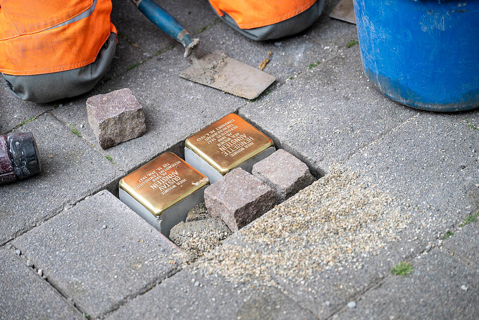 Schüler verlegen Stolpersteine in Heilbronn – Erinnerung an NS-Opfer Schüler verlegen Stolpersteine in Heilbronn – Erinnerung an NS-Opfer
