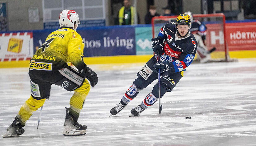 Aiden Wagner (rechts) hat mit drei Treffern seinen Teil zum 10:3-Sieg der HEC Eisb&auml;ren gegen Zweibr&uuml;cken beigetragen.