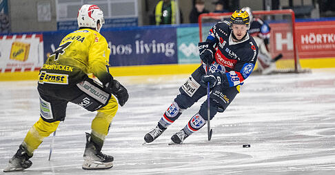 Aiden Wagner (rechts) hat mit drei Treffern seinen Teil zum 10:3-Sieg der HEC Eisb&auml;ren gegen Zweibr&uuml;cken beigetragen.