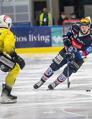Aiden Wagner (rechts) hat mit drei Treffern seinen Teil zum 10:3-Sieg der HEC Eisb&auml;ren gegen Zweibr&uuml;cken beigetragen.