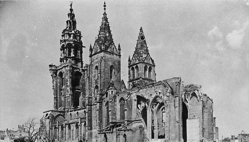 Zusammengestellt von Archiv und Dokumentation der Heilbronner Stimme 
Die Heilbronner Kilianskirche nach dem Bombenangriff am 4. Dezember 1944. Die Ruinenstadt war gekennzeichnet von der schaurig aus ihr herausragenden zerstörten Kirche. Mit der Räumung des Trümmerschrottes aus Chor und Schiff begann im Dezember 1946 der Wiederaufbau des Heilbronner Wahrzeichens. Über drei Jahrzehnte sollten die Baumaßnahmen dauern.