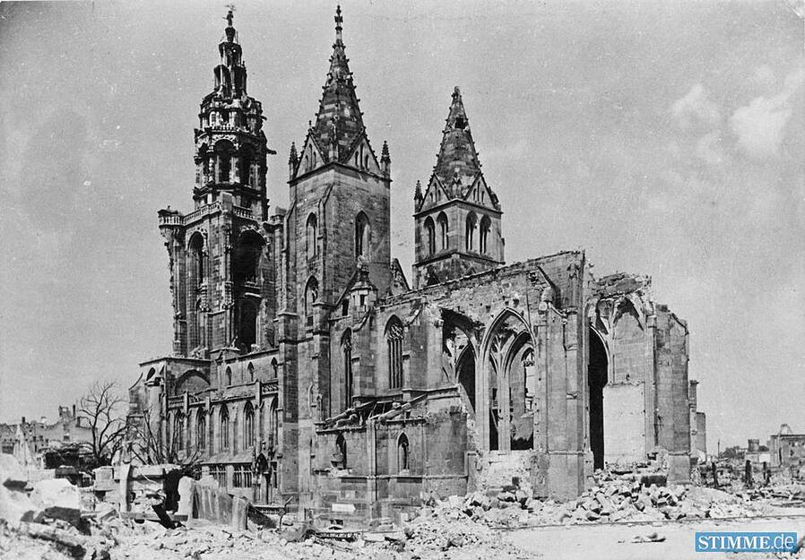 Zusammengestellt von Archiv und Dokumentation der Heilbronner Stimme 
Die Heilbronner Kilianskirche nach dem Bombenangriff am 4. Dezember 1944. Die Ruinenstadt war gekennzeichnet von der schaurig aus ihr herausragenden zerstörten Kirche. Mit der Räumung des Trümmerschrottes aus Chor und Schiff begann im Dezember 1946 der Wiederaufbau des Heilbronner Wahrzeichens. Über drei Jahrzehnte sollten die Baumaßnahmen dauern.