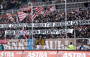 Das heftige und geschmacklose Spruchband, das St. Pauli-Fans im Spiel gegen Dresden zeigten. Foto: dpa Das heftige und geschmacklose Spruchband, das St. Pauli-Fans im Spiel gegen Dresden zeigten. Foto: dpa