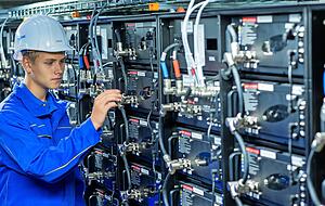 Innenansicht eines Batteriespeichers: Die Anlage in Kupferzell soll jedoch weitgehend automatisch laufen. Arbeitsplätze vor Ort entstehen nicht.
Foto: Archiv/privat Innenansicht eines Batteriespeichers: Die Anlage in Kupferzell soll jedoch weitgehend automatisch laufen. Arbeitsplätze vor Ort entstehen nicht.
Foto: Archiv/privat