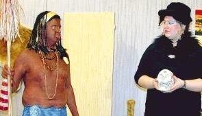 Erbtante Laura alias Katja Pflugfelder bringt Häuptlingssohn Kongo, gespielt von Gerd Hespelt, mit nach Widdern. Foto: Agentur Kochertal