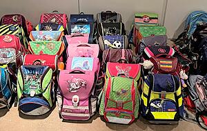 Kurzfristig hat eine Stadträtin und Mutter im Freundes- und Bekanntenkreis 50 Schulranzen für ukrainische Kinder organisiert. Kurzfristig hat eine Stadträtin und Mutter im Freundes- und Bekanntenkreis 50 Schulranzen für ukrainische Kinder organisiert.