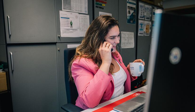 An stressigen Tagen klingelt das Telefon auch mal alle paar Minuten: Als Facility Managerin bringt Annabella Bolsenk&ouml;tter eine gro&szlig;e Portion Organisationstalent mit.