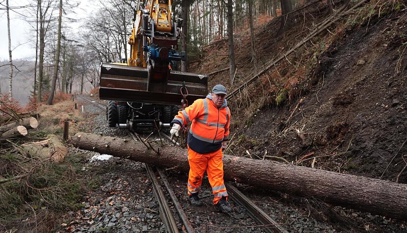 In Baden-Württemberg ist der Bahnverkehr nur eingeschränkt möglich. In Baden-Württemberg ist der Bahnverkehr nur eingeschränkt möglich.