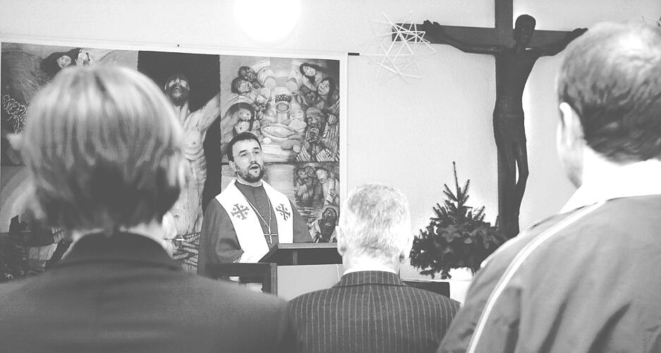Weihbischof Thomas Maria Renz hält den Weihnachtsgottesdienst im Heilbronner Gefängnis. Aufnahme aus dem Jahr 2002. Weihbischof Thomas Maria Renz hält den Weihnachtsgottesdienst im Heilbronner Gefängnis. Aufnahme aus dem Jahr 2002.