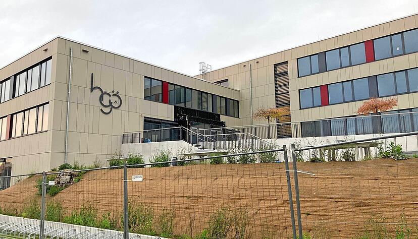 Der Neubau sieht von außen schon ziemlich fertig aus. Innen stehen teils auch schon Möbel. Es sind aber auch noch Wände offen. Der Neubau sieht von außen schon ziemlich fertig aus. Innen stehen teils auch schon Möbel. Es sind aber auch noch Wände offen.