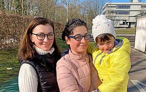 Julia Merkel (links) aus Kochendorf und ihre Schwägerin Lina Aramyan mit Tochter Anastasiia, die aus Kiew geflohen sind. Aramyans Ehemann ist noch vor Ort.