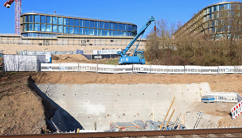 Der Schwarz-Projekt-Campus und die Stadtbahn-Haltestelle wird künftig mit einer Rad- und Fußwegbrücke verbunden. Diese wird auf Höhe des blauen Fahrzeugs im Bild über die Gleise gebaut.