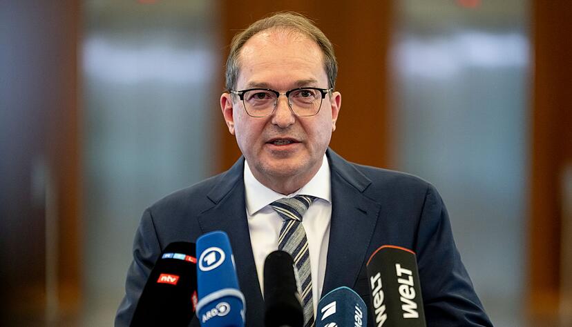 Wenige Stunden nach der Ver&ouml;ffentlichung der Entscheidung des Berliner Verwaltungsgerichts tritt Bundesinnenminister Alexander Dobrindt (CSU) in Berlin vor die Presse.
