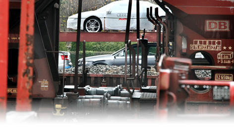 Die M&auml;dchen sa&szlig;en auf der oberen Plattform eines Autoverladewaggons. Foto: Archiv/Sawatzki