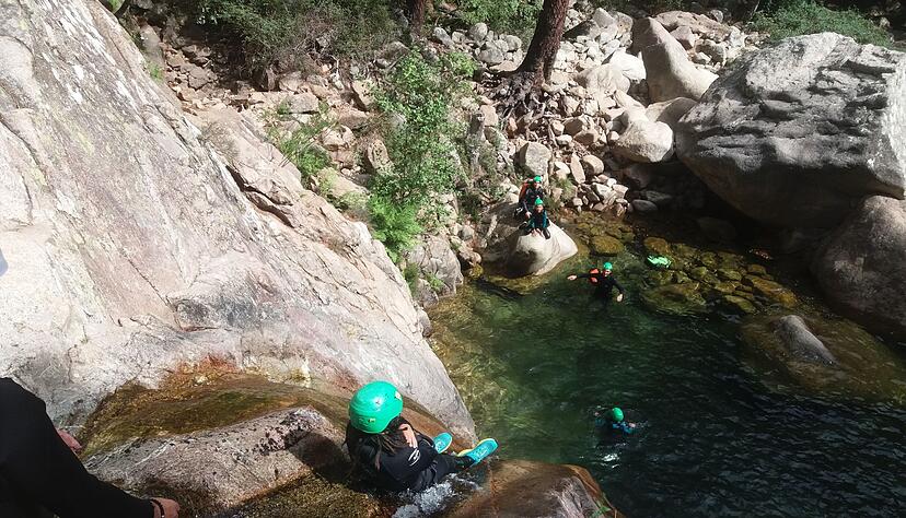 Die wichtigste Regel beim Felsrutschen: Arme &uuml;berkreuz vor die Brust, Beine ausstrecken.