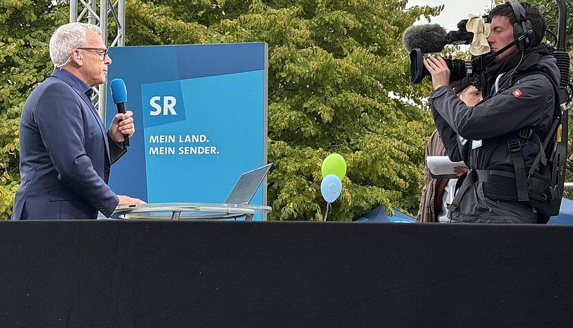 Der Saarländische Rundfunk, hier mit Moderator Joachim Weyand, sendete live von der Bühne beim Saarbrücker Schloss.