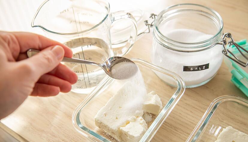 Schritt 1: Den Feta in eine verschließbare Schale legen und einen Teelöffel Salz dazugeben. Schritt 1: Den Feta in eine verschließbare Schale legen und einen Teelöffel Salz dazugeben.