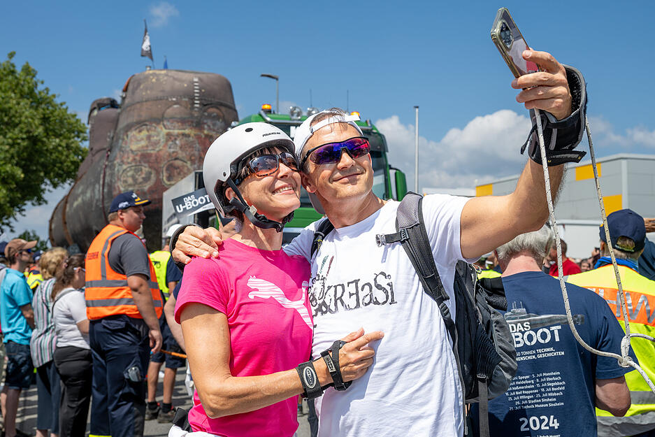 Selfie mit U17: Der U-Boot-Transport zog in den vergangenen Wochen Tausende Schaulustige an.