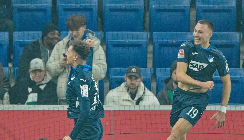 Tim Lemperle (r.) und Fisnik Asllani machen Lufstsprünge vor Freude. Tim Lemperle (r.) und Fisnik Asllani machen Lufstsprünge vor Freude.