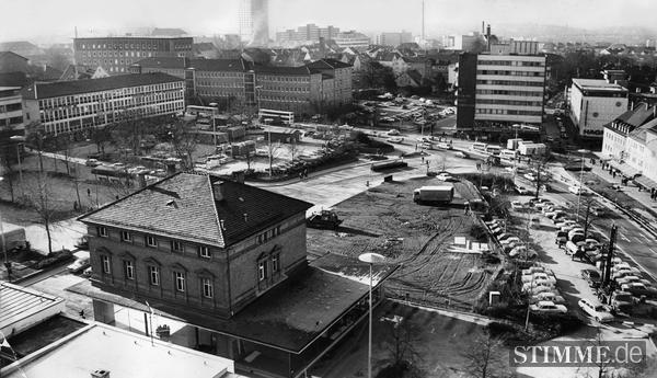 Der Verkehr rund um den Wollhausplatz 1973. Auf dem Platz selbst gibt es immer noch Parkmöglichkeiten: Bei Elektro-Weber kann man in die frühere Wollhausstraße einfahren und dort parken.
