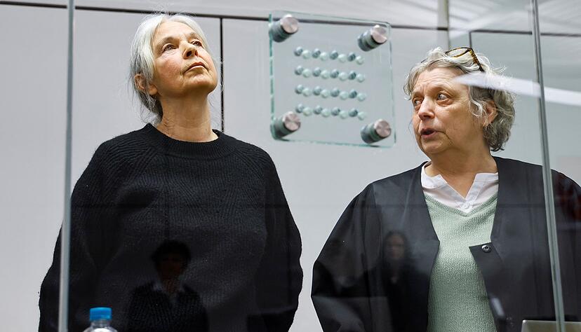 Daniela Klette (links) mit ihrer Rechtsanw&auml;ltin.