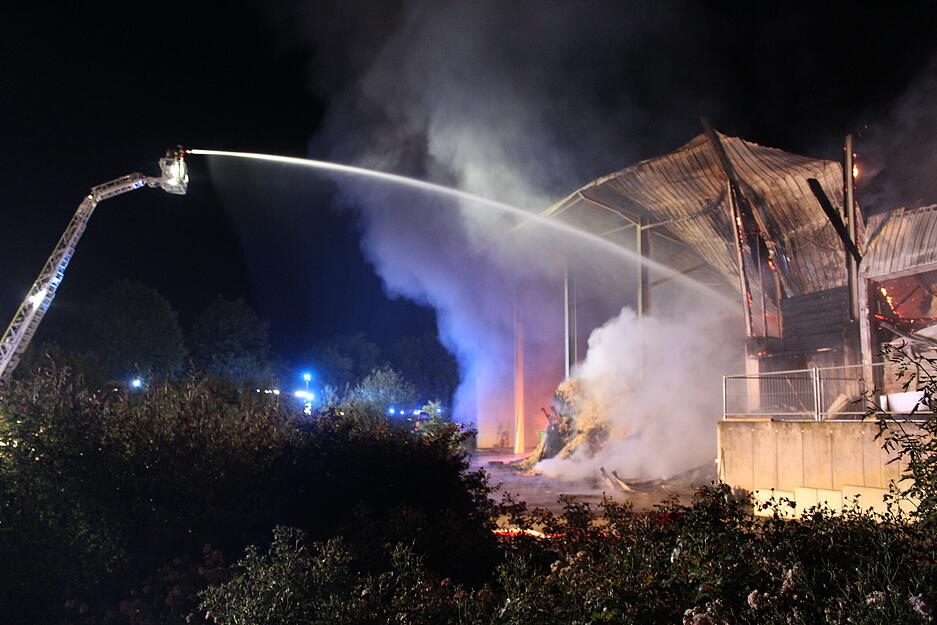 Die Löscharbeiten zogen sich bis in den Morgen. Die Löscharbeiten zogen sich bis in den Morgen.