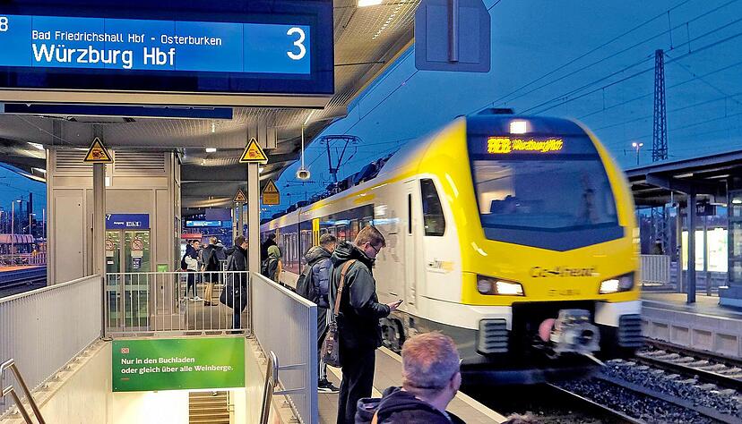 Ein Zug von Go-Ahead fährt in den Heilbronner Hauptbahnhof ein. Foto: Mugler