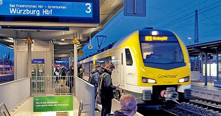 Ein Zug von Go-Ahead fährt in den Heilbronner Hauptbahnhof ein. Foto: Mugler