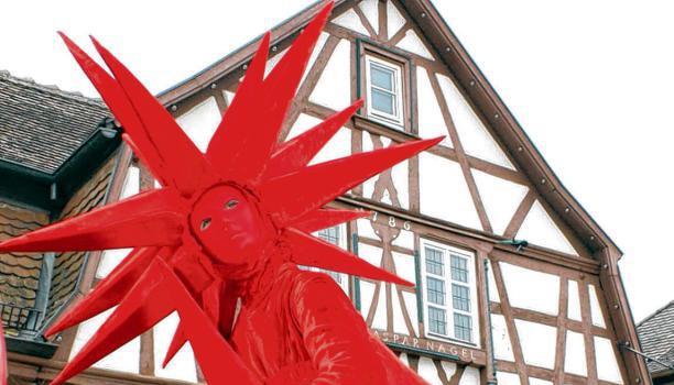 Die Stelzenl&auml;ufer des Helmnot-Theaters begeistern. Immer wieder bleiben die Besucher stehen und bestaunen die grazilen Wesen.Fotos: Corinna Jan&szlig;en