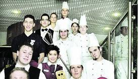 Der beste Heilbronner Gastro-Nachwuchs (von unten): Holger Breunig (Restaurant Museumsstuben, Neckarsulm), Maik Lauterwasser (Mayer's Burgrestaurant, Beilstein), Sascha Wägele (Hotel Villa Waldeck, Eppingen), Miriam Lemke (Reiners Rosine, Flein), Gamze Taser (Hotel Burkhardt, Heilbronn), Tim Brenner (Les Trois Sardines, Heilbronn), Michael Filippakis (Golden Tulip Hotel am Rosengarten, Bad Wimpfen), Christian Bilinies (Hotel Burkhardt), Onur Karademir (Insel-Hotel, Heilbronn), Jennifer Kratzel (Burkhardt), Marie Kristin Jakal (Villa Waldeck, Eppingen), Melanie Maier (Restaurant Goldener Käfer, Ittlingen), Rene Wallmann (Burkhardt). (Foto: Dittmar Dirks) Der beste Heilbronner Gastro-Nachwuchs (von unten): Holger Breunig (Restaurant Museumsstuben, Neckarsulm), Maik Lauterwasser (Mayer's Burgrestaurant, Beilstein), Sascha Wägele (Hotel Villa Waldeck, Eppingen), Miriam Lemke (Reiners Rosine, Flein), Gamze Taser (Hotel Burkhardt, Heilbronn), Tim Brenner (Les Trois Sardines, Heilbronn), Michael Filippakis (Golden Tulip Hotel am Rosengarten, Bad Wimpfen), Christian Bilinies (Hotel Burkhardt), Onur Karademir (Insel-Hotel, Heilbronn), Jennifer Kratzel (Burkhardt), Marie Kristin Jakal (Villa Waldeck, Eppingen), Melanie Maier (Restaurant Goldener Käfer, Ittlingen), Rene Wallmann (Burkhardt). (Foto: Dittmar Dirks)