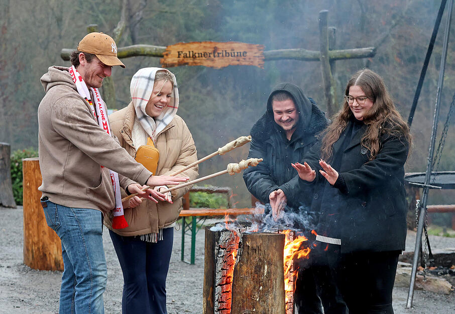 Stockbrot grillen im Wildparadies: Der Winterwunderwald kombiniert Tradition, Handwerk und winterliche Stimmung.