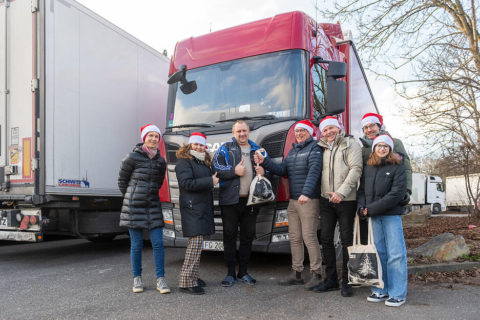 Ehrenamtliche Helfer bringen zur Weihnachtszeit Freude zu den Lkw-Fahrern.