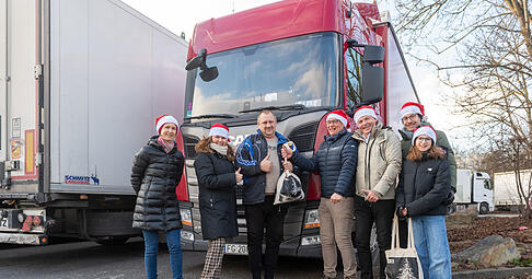 Ehrenamtliche Helfer bringen zur Weihnachtszeit Freude zu den Lkw-Fahrern.