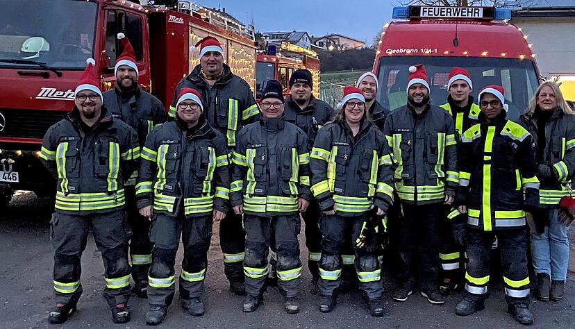 Im Einsatz für die Kinder: Mit ihren beleuchteten Fahrzeugen brachten die Wehrleute kleine Päckchen zu den Cleebronner Kindern.
Fotos: Birgit Riecker Im Einsatz für die Kinder: Mit ihren beleuchteten Fahrzeugen brachten die Wehrleute kleine Päckchen zu den Cleebronner Kindern.
Fotos: Birgit Riecker