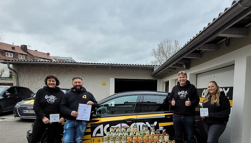 Zahlreiche Unternehmen haben sich schon bei Uwe Allgeiers (Zweiter von rechts) initiierten Dosenaktion beteiligt, darunter auch die Academy-Fahrschule. Zahlreiche Unternehmen haben sich schon bei Uwe Allgeiers (Zweiter von rechts) initiierten Dosenaktion beteiligt, darunter auch die Academy-Fahrschule.