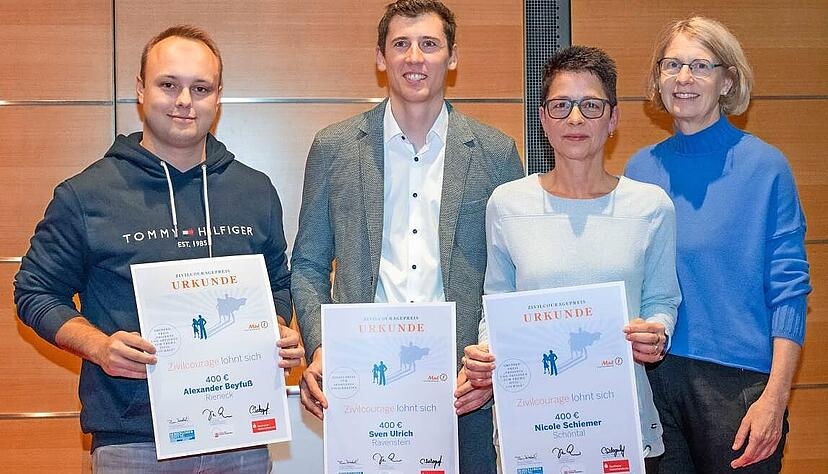 Lebensretter: Alexander Beyfuß, Sven Ulrich und Nicole Schiemer (von links) zusammen mit Laudatorin Ute Karle von der Notfallseelsorge Baden-Württemberg. Lebensretter: Alexander Beyfuß, Sven Ulrich und Nicole Schiemer (von links) zusammen mit Laudatorin Ute Karle von der Notfallseelsorge Baden-Württemberg.